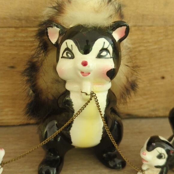 Vtg 1950s Kitschy Anthropomorphic Chained Skunk Family Mom with Fur and Babies - Picture 6 of 10